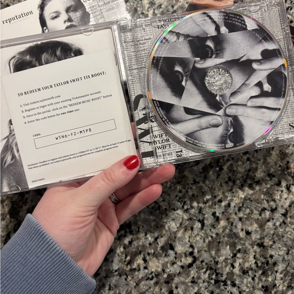 Taylor Swift Reputation CD with Poster 5/6 - Picture 2 of 4